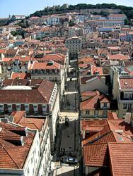 Lissabon — Blick auf die Altstadt (Baixa) und den Burghügel
