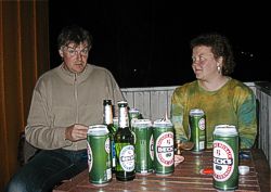 Tania und Salz bei einem Schluck heimischen Bieres